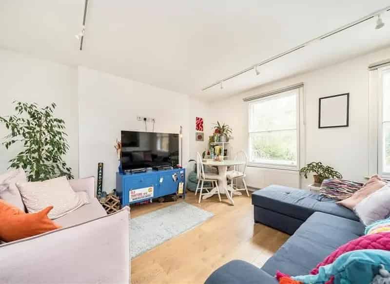3 Bed 2 Bath Victorian Conversion Top Floor Apartment with Parking