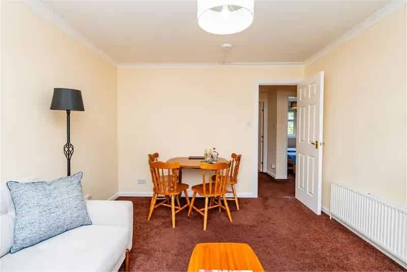 2 Bed Flat - First Floor with 1 Reception Room