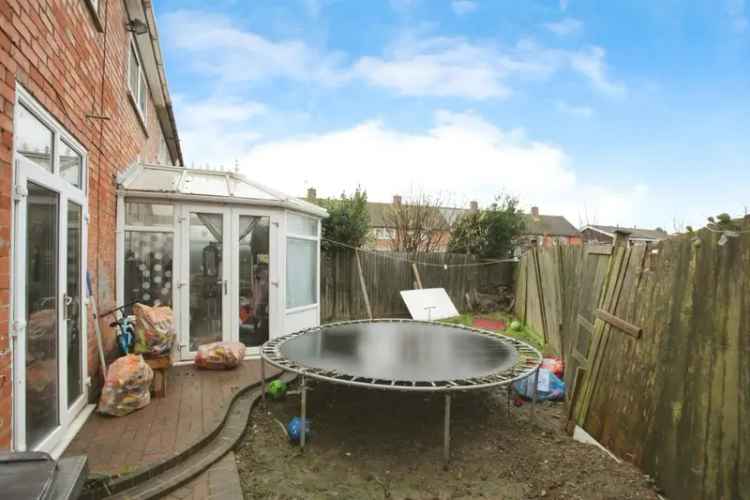3 Bed End Terraced House with Conservatory and Parking