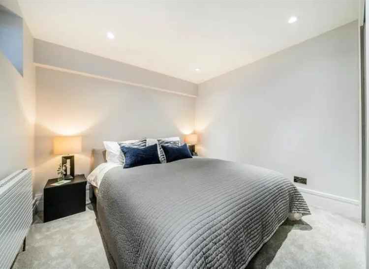 Spacious Lower Ground Floor Flat near Kensington Gardens