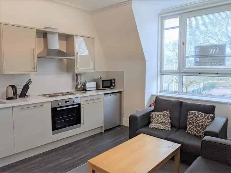 2 Bedroom Flat to Rent Top Floor Open Plan EPC E