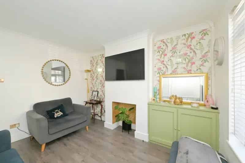 Charming 2-Bedroom Cottage in Hoddesdon Near Transport Links