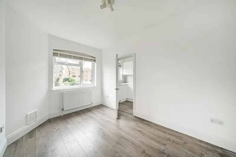 Two Double Bedroom Maisonette Streatham High Road No Onward Chain