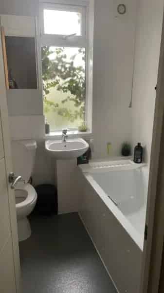 3 Bed House with Box Room, New Kitchen & Conservatory - Family Friendly Area