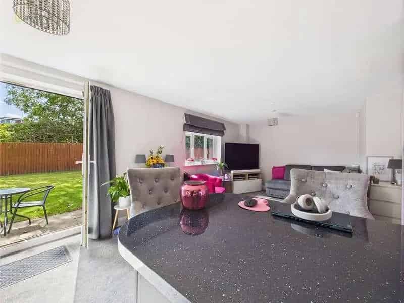 2 Bed Flat for Sale - Ground Floor Apartment with Communal Garden