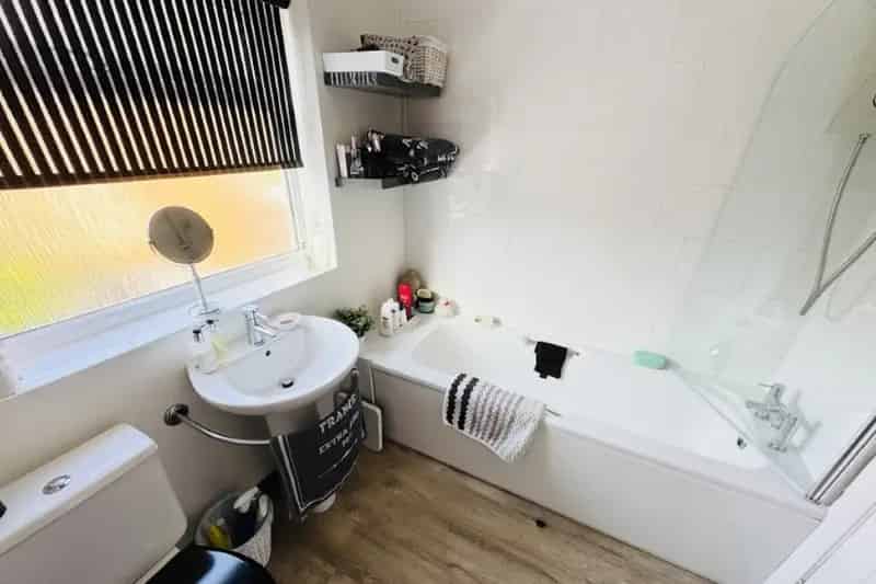 3 Bed Mid Terraced House Freehold Off Road Parking