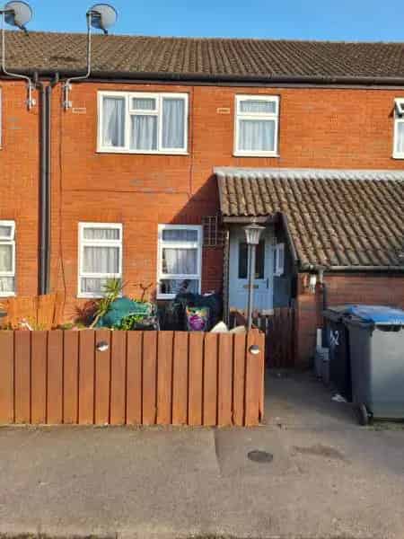 3 Bed House Near Schools Shops and Train Station