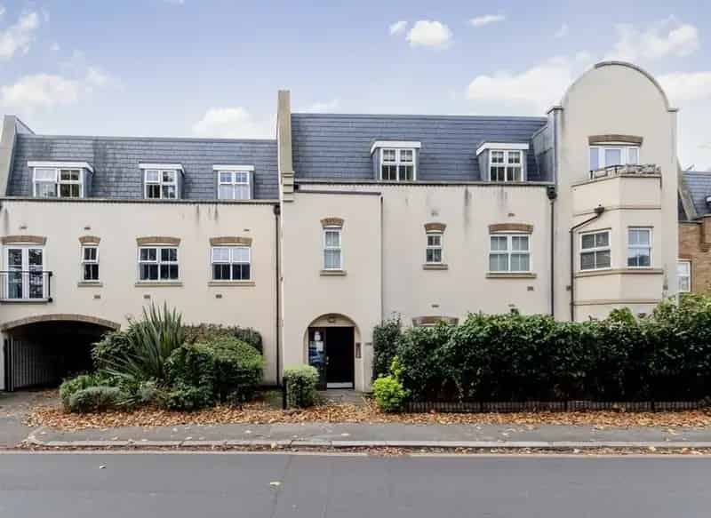 Two Bedroom Apartment Chiswick Gated Parking Patio Garden