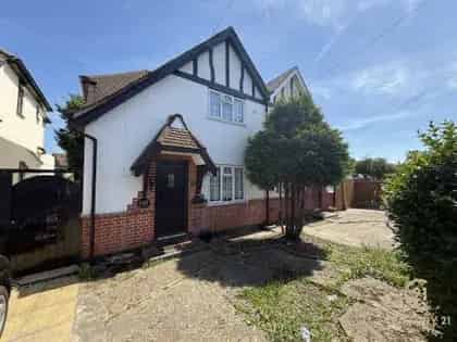 2 Bedroom House 69m² London Semi-Detached House Family Home Hounslow