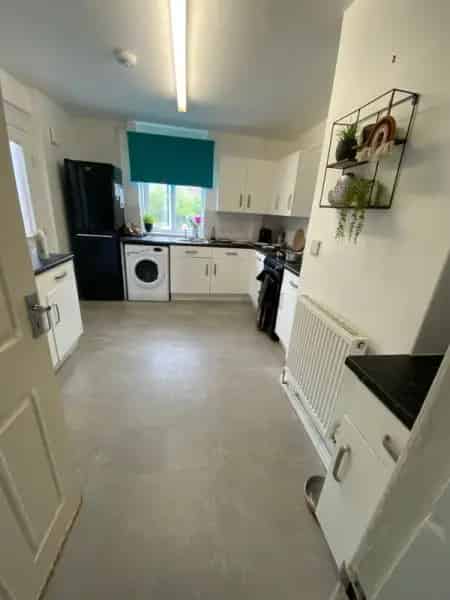 Large 3 Bed Property With Garden and Driveway