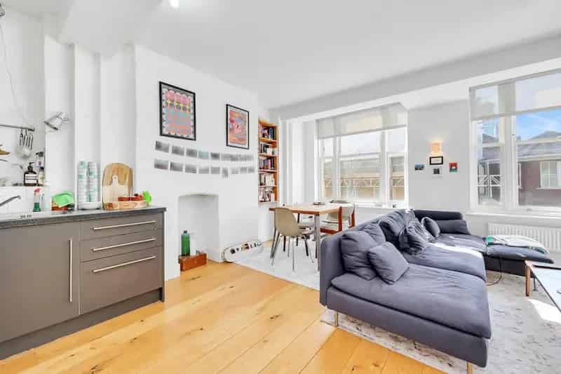 2 bedroom Flat
 To Let 
Total Size: 754 SQ FT
