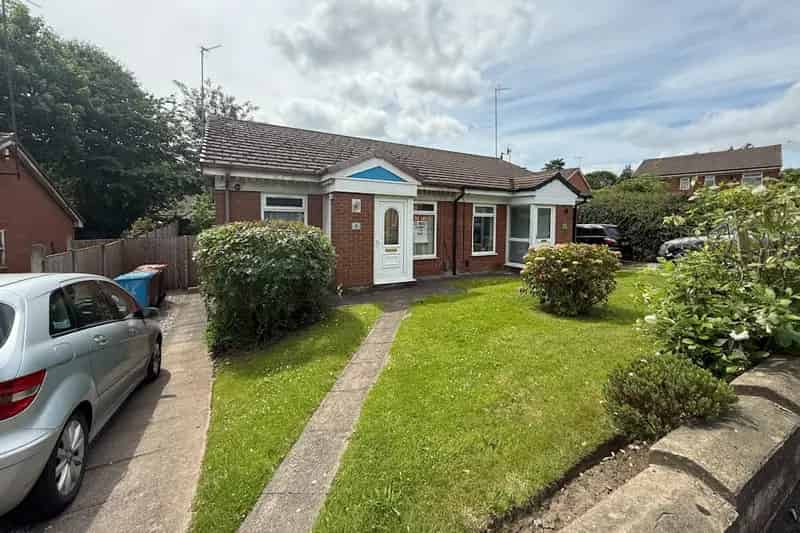 2-Bed Bungalow Salford M3 - Private Garden & Driveway