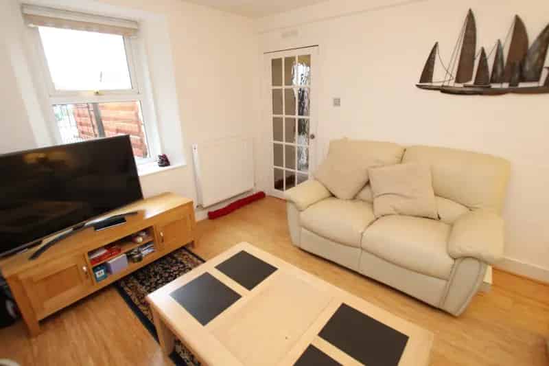 3 Bed End Terraced House Near Town Centre