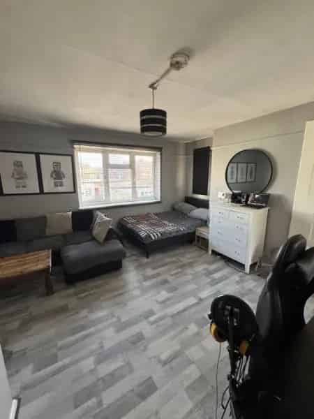 Studio Flat near Waitrose Train Station Parks