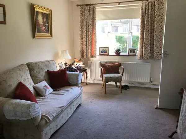 One Bedroom House with Private Garden Near Storrington Shops