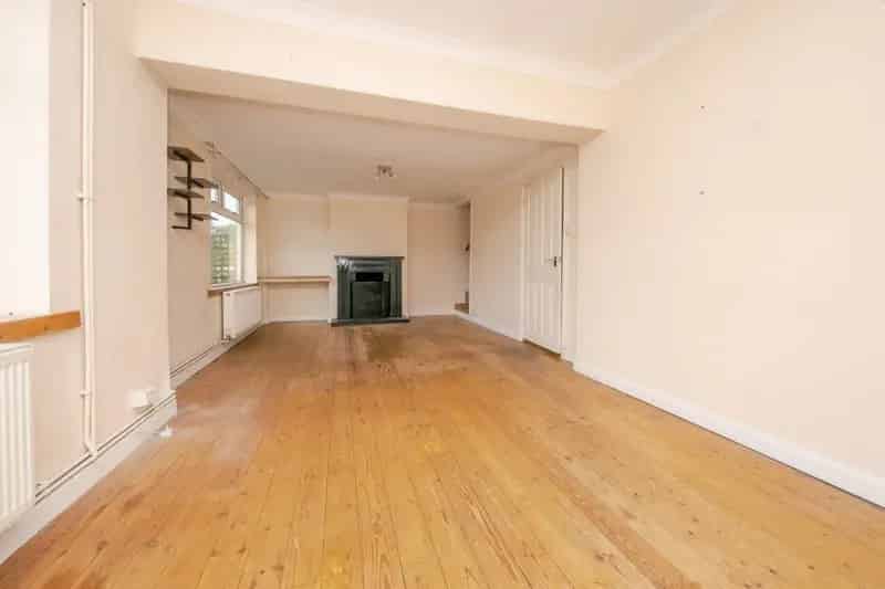 Family Home with Large Garden and Detached Garage