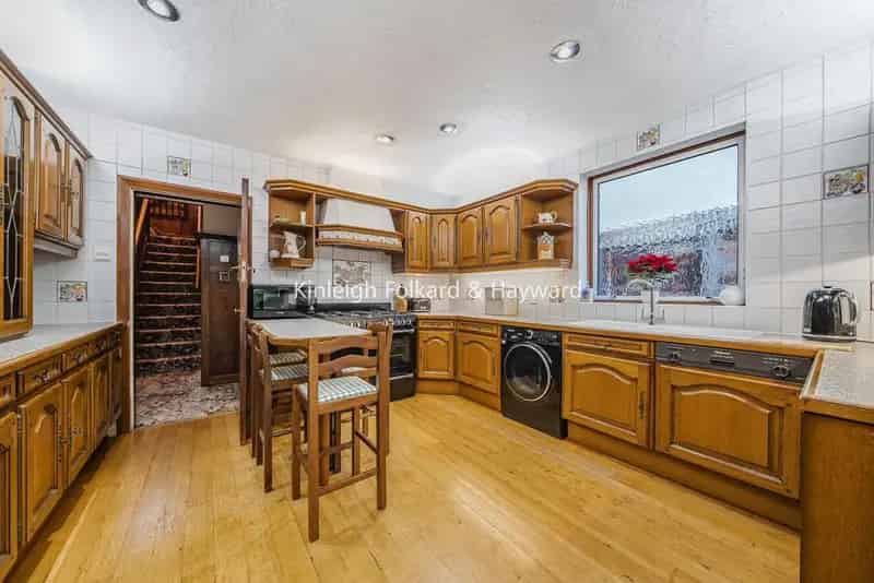 Four Bedroom Detached Family Home Large Garden