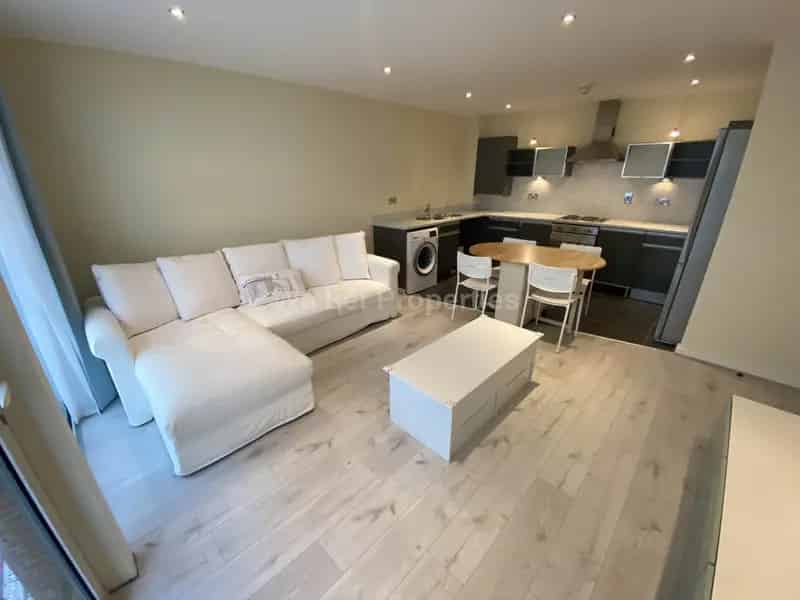 2 Bedroom Apartment City Centre Parking Balcony