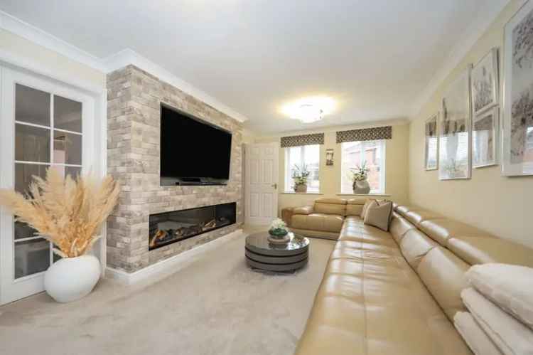 4 Bedroom Detached House with Large Garden and Garage