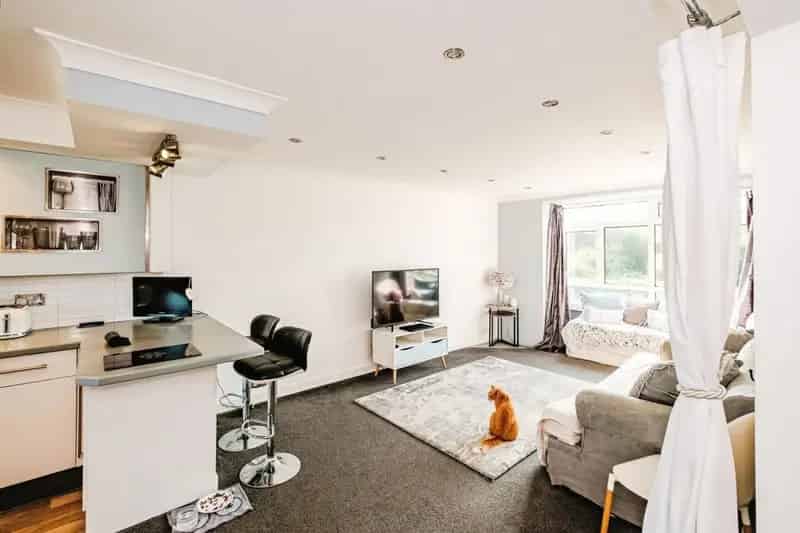 Stylish 2-Bed Flat - Modern Living and Great Investment