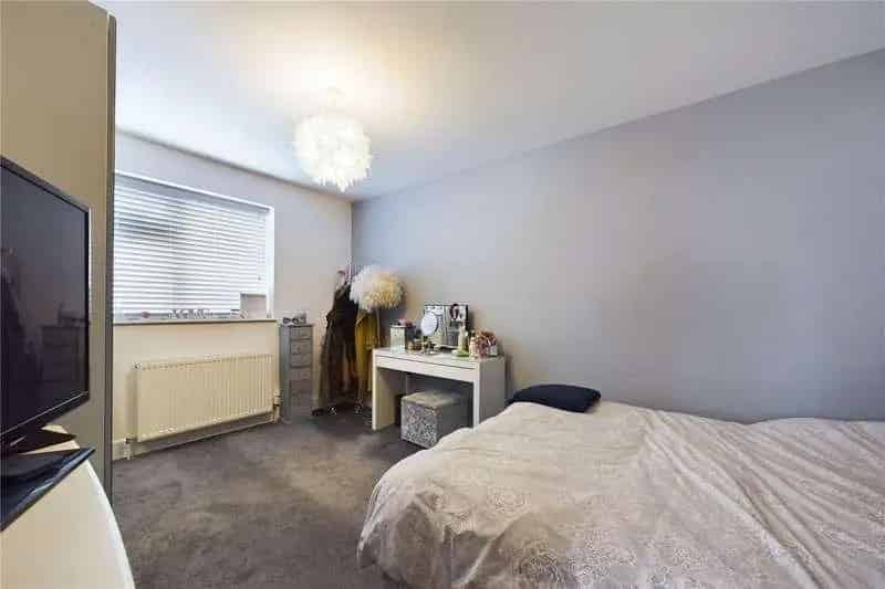 1 Bed Flat for Sale Horley Surrey Near Gatwick Airport
