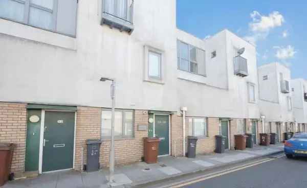 Flat For Rent in Tendring, England