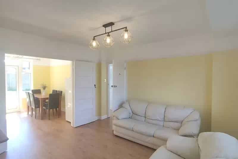 3 Bed Semi-Detached House in Penn Close Greenford