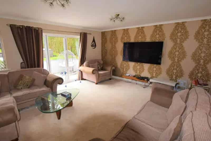 7 Bed Detached Bungalow For Sale
