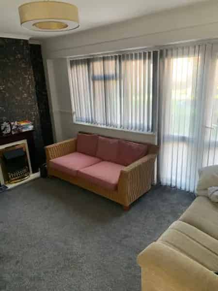 Two Bedroom Maisonette Near Town Centre