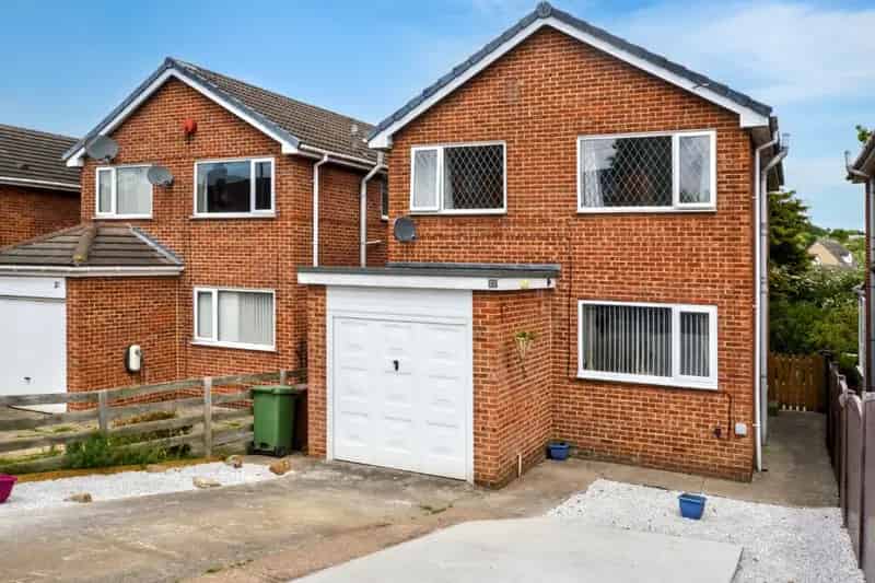 4 Bedroom Detached House with Spacious Garden and Off-Street Parking