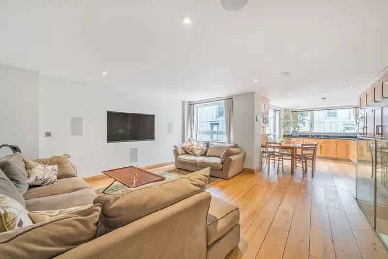 Spacious 4-Bedroom House in Clerkenwell's Brewhouse Square