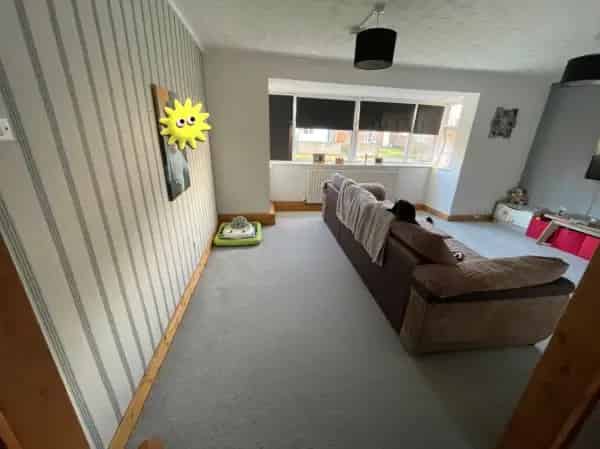 Large 2 Bedroom Flat with Garden and Parking Near Shops and Station
