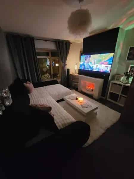 2 Bedroom Flat near Gatwick Airport Garden Quiet Area Family Commuters