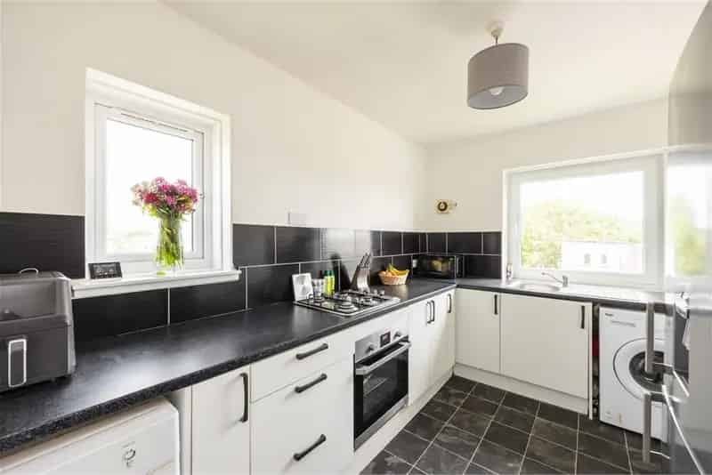 2 Bed Top Floor Flat Corstorphine - First Time Buyers Investors