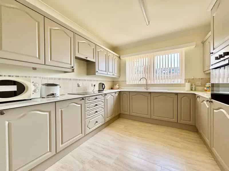2 Bed Flat for Sale Bexhill - Lift Access Garage Modern Kitchen
