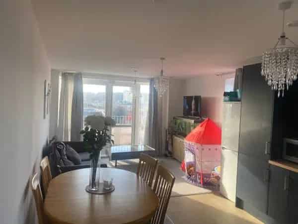 2 Bed New Build Flat Near Train Station and Shops