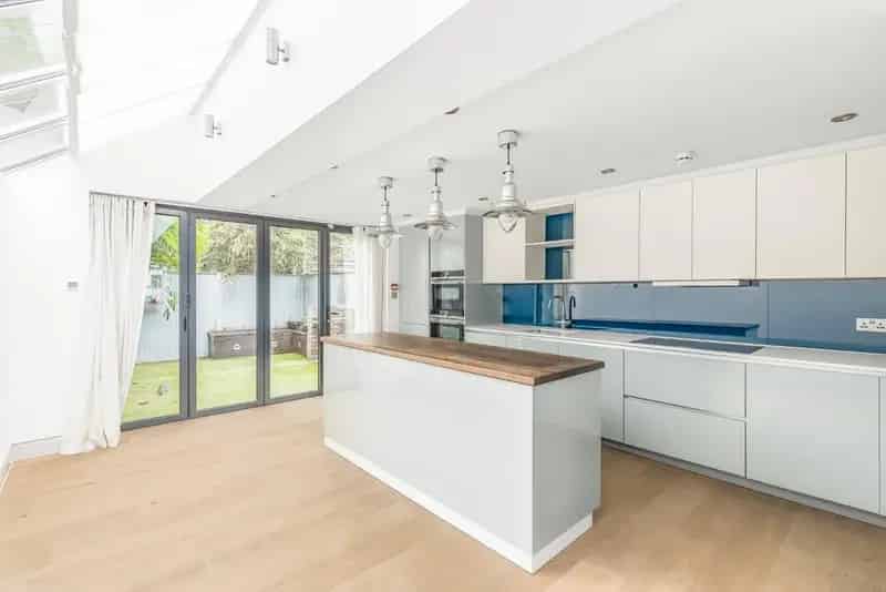 5 Bedroom House near Barons Court Station