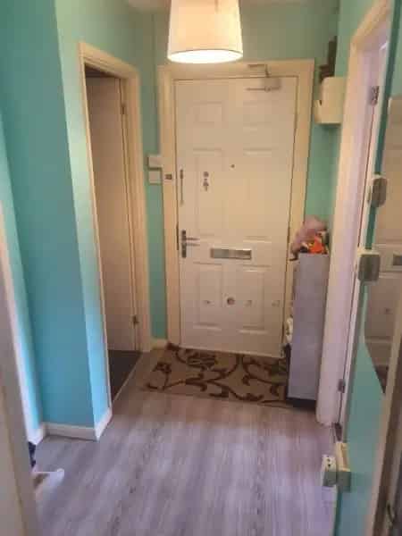 Two Bed House Near Leatherhead Town and Schools