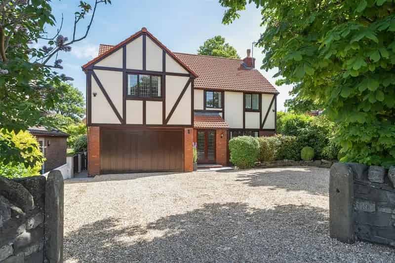 6 bedroom detached house for sale