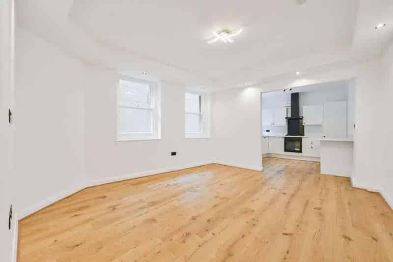2 Bed Flat for Sale - Recently Renovated Manor House