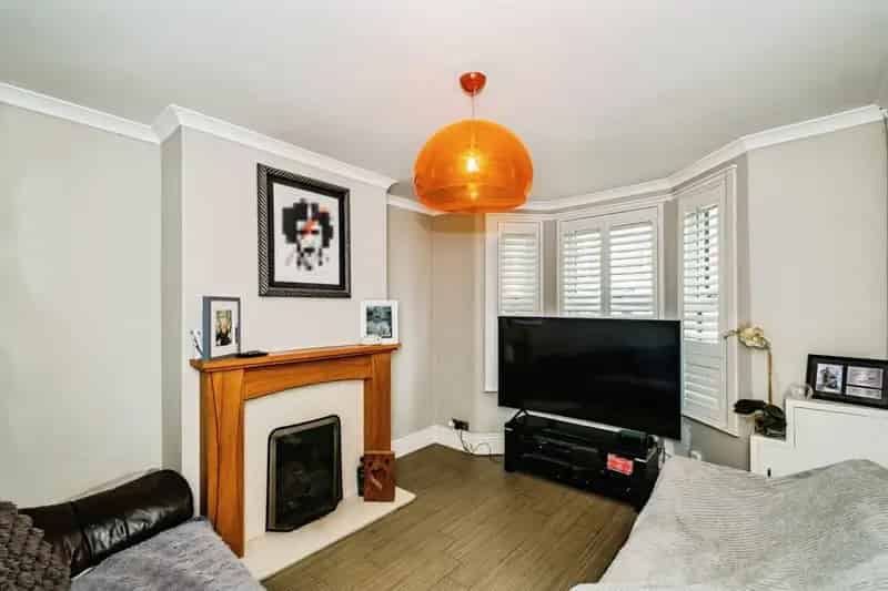 Four Bedroom House in Broadwater with Outbuilding
