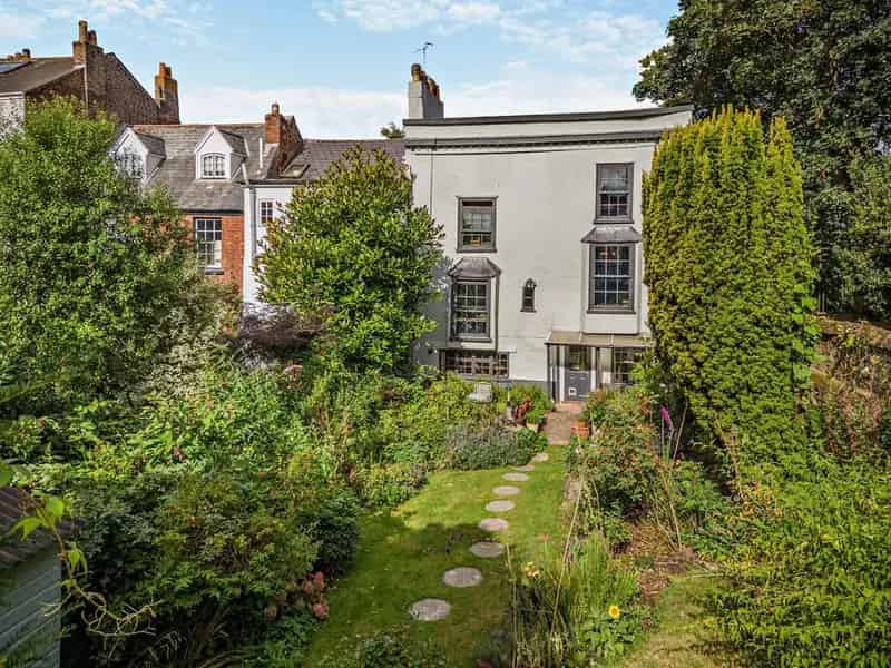 5 Bedroom End of Terrace House for Sale