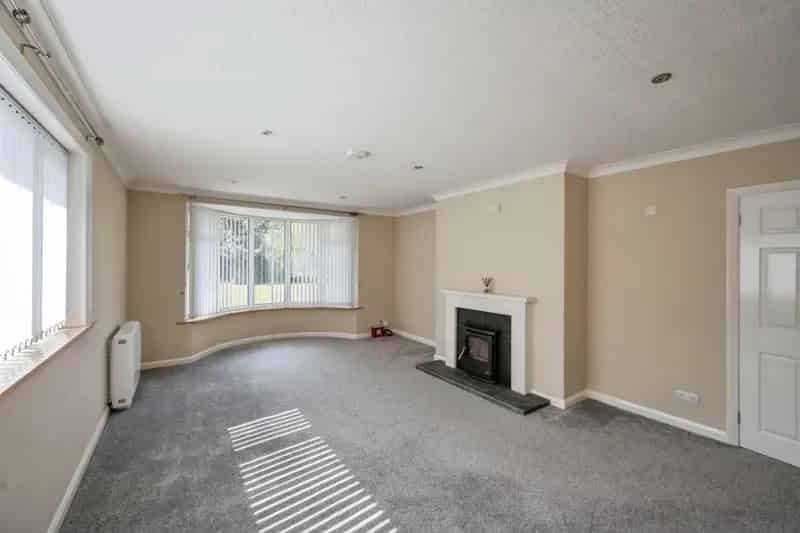 3 Bed House with Double Garage and Garden