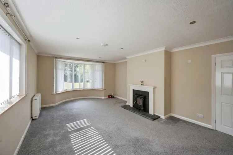 3 Bed House with Double Garage and Garden