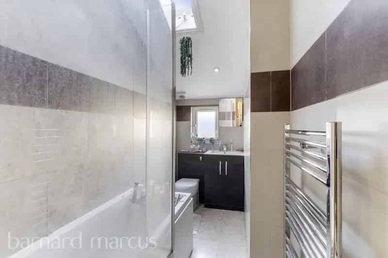 Spacious 4-Bedroom Flat in Tooting High Street