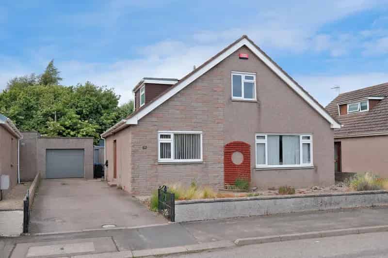 Spacious 4-Bedroom Detached House in Stonehaven