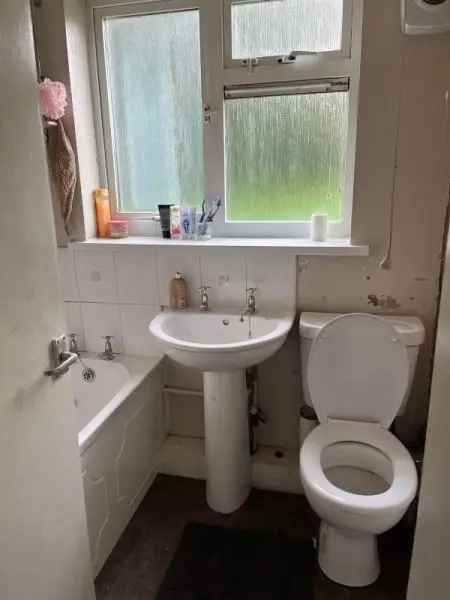 Flat For Rent in Bradford, England