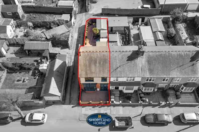 3 Bedroom End of Terrace House to Rent