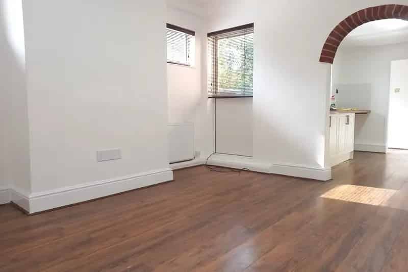 Three Bedroom House Near Newark Train Station