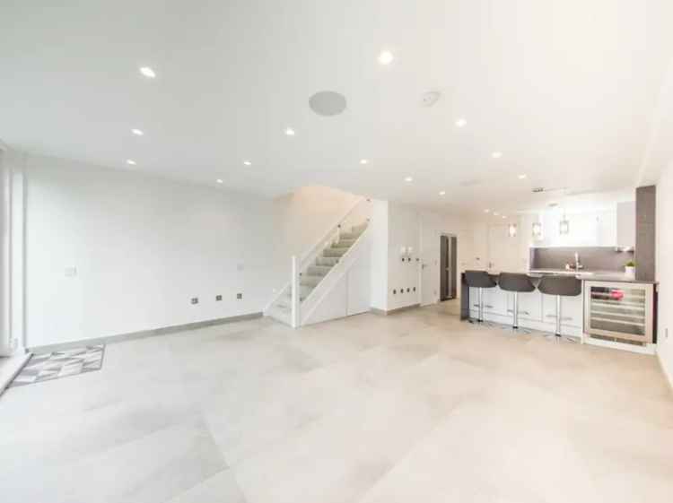 3 Bedroom Flat for Sale in Aldgate Triangle